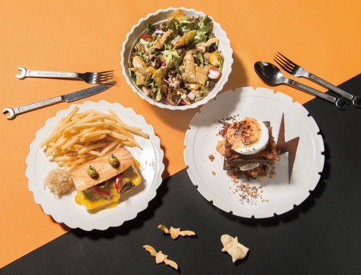 「グロリアス チェーン カフェ」：渋谷店限定メニュー（左下）、「トルティーヤサラダ 」（中央）、「ベーコンスモア」（右下）