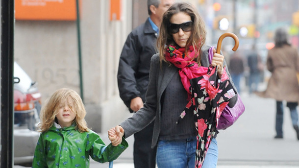 息子のジェームズくんとお出かけするサラ・ジェシカ　-(C) Splash/AFLO