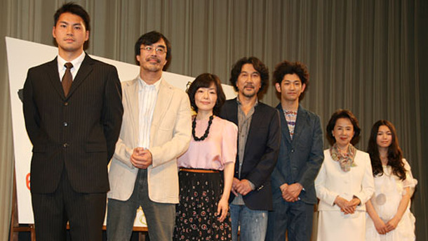 『ガマの油』完成プレミアにて（左から）澤屋敷純一、益岡徹、小林聡美、役所広司、瑛太、八千草薫、二階堂ふみ