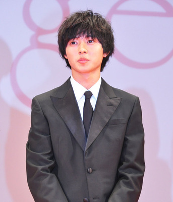 山崎賢人 これまでに見せたことない必死の形相で土屋太鳳を守る Cinemacafe Net