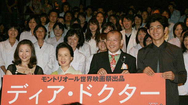 『ディア・ドクター』初日舞台挨拶（左から）西川美和監督、八千草薫、笑福亭鶴瓶、瑛太
