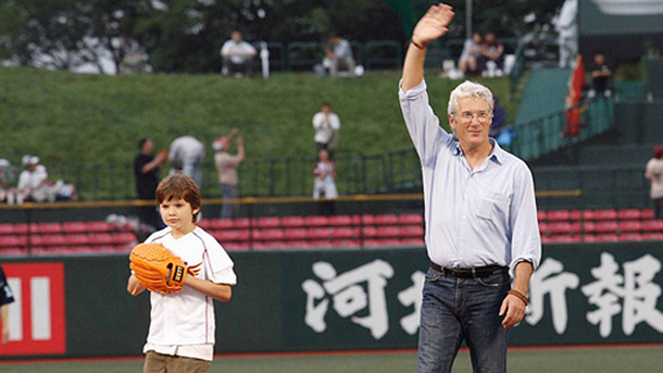 始球式に登場したリチャード・ギアと息子のホーマーくん