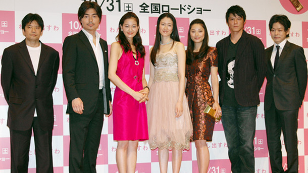 『わたし出すわ』完成披露試写会。（左から）森田芳光監督、小澤征悦、黒谷友香、小雪、小池栄子、井坂俊哉、山中崇