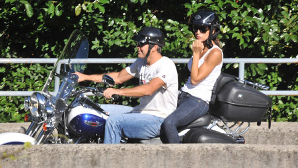 新恋人とツーリングを楽しむジョージ・クルーニー -(C) Splash/AFLO