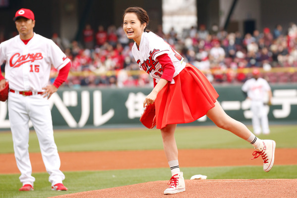 前田敦子、広島戦で始球式／『モヒカン故郷に帰る』　(C)2016「モヒカン故郷に帰る」製作委員会