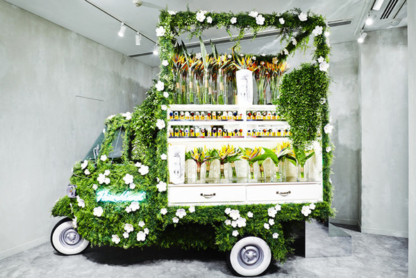 花咲き誇る夢の国 フラワーランド 出現 フェンディ フワラーアーティスト 東信とコラボ Cinemacafe Net