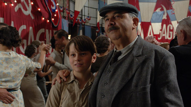 『幸せはシャンソニア劇場から』 - (C) Cos Aelenei