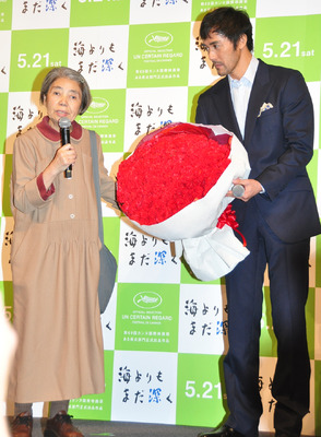 200本のカーネーションを樹木希林へ渡す阿部寛『海よりもまだ深く』母の日トークイベント