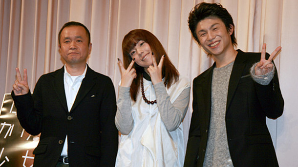 『時をかける少女』完成披露試写会にて（左から）谷口正晃監督、仲里依紗、中尾明慶