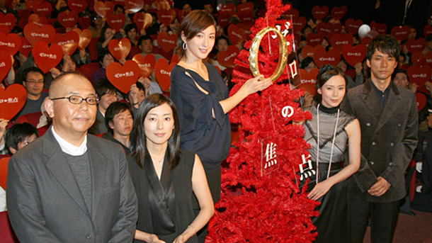 『ゼロの焦点』初日舞台挨拶にて（左から）犬童一心監督、木村多江、広末涼子、中谷美紀、西島秀俊
