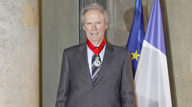 勲章をかけて笑顔のクリント・イーストウッド -(C) AFLO