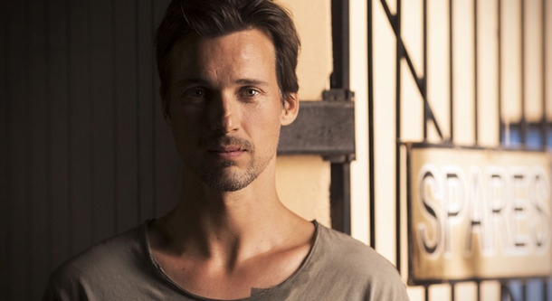 フロリアン・ダーヴィト・フィッツ - (C) 2016 Warner Bros. Ent.