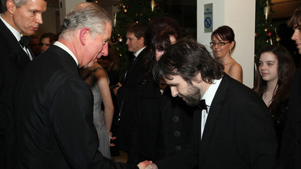 『ラブリーボーン』ワールドプレミアにて、チャールズ皇太子と握手を交わすジャクソン監督