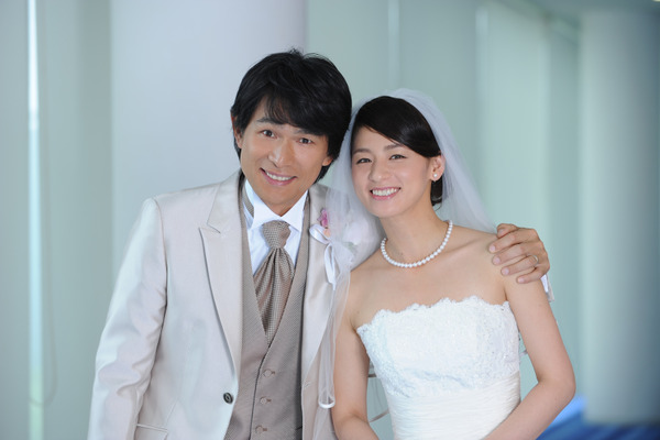 尾野真千子 江口洋介 ラブラブウェディングショットを披露 こういうのが一番照れくさい服 Cinemacafe Net