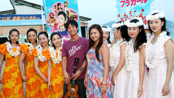 ジェイク・シマブクロ×フラガールズ『フラガール』海の家スペシャルライブ