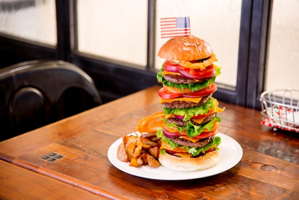 「エーエス クラシックス ダイナー」の「スペシャルバーガー」（6,480円）