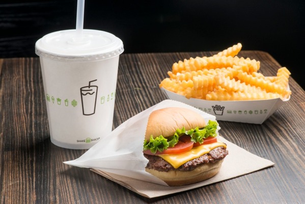 シェイク シャック 3号店が有楽町の国際フォーラム内にオープン！