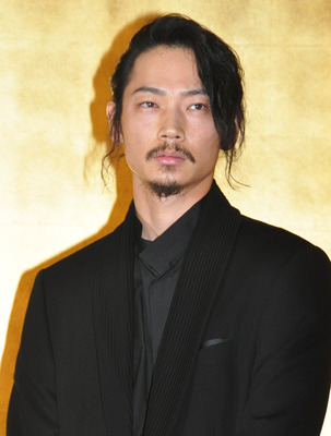 綾野剛 不規則発言連発で会場爆笑 Cinemacafe Net