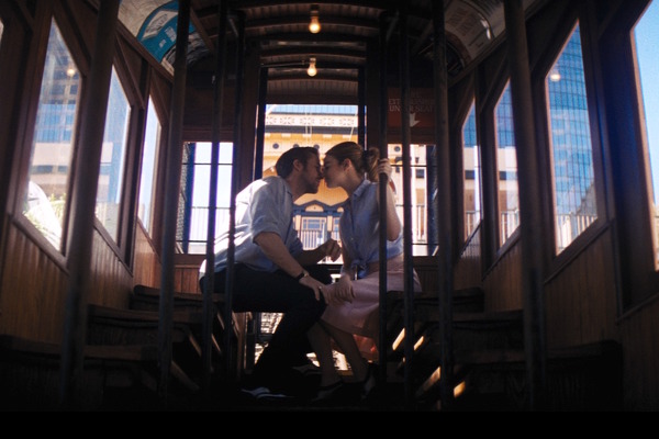 『ラ・ラ・ランド』（C）2017 Summit Entertainment, LLC. All Rights Reserved. Photo credit: EW0001: Sebastian (Ryan Gosling) and Mia (Emma Stone) in LA LA LAND. Photo courtesy of Lionsgate.