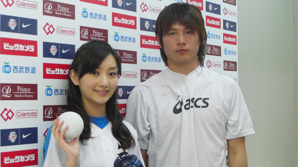 始球式に登板した波瑠と埼玉西武ライオンズの涌井投手