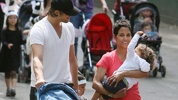 破局前のハル・ベリー、ガブリエル・オーブリーと2人の娘・ナーラ  -(C) Fame Pictures/AFLO