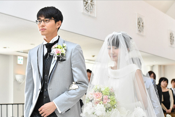 波瑠 東出昌大 ウエディングシーン到着 幸せな2人に何が あなたのことはそれほど Cinemacafe Net