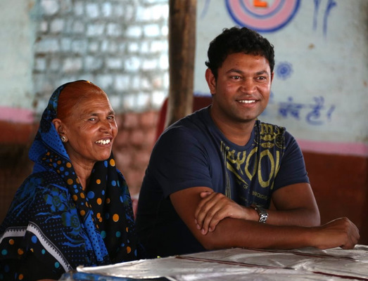 Saroo and Kamla - Photo credit Richard Malone／『LION／ライオン　～25年目のただいま～』 -(C) 2016 Long Way Home Holdings Pty Ltd and Screen Australia