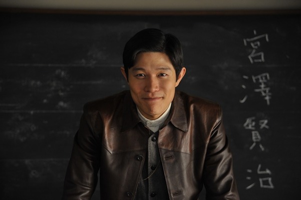 鈴木亮平扮する 宮沢賢治 の姿が初公開 宮沢賢治の食卓 Cinemacafe Net
