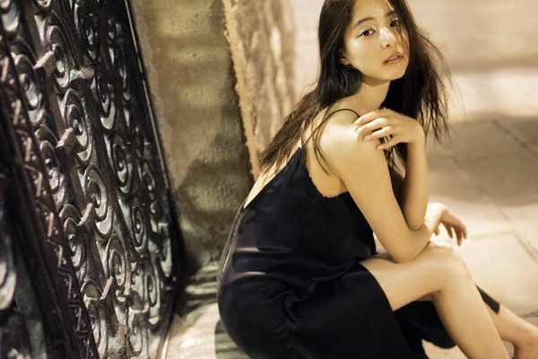 新木優子はじめての写真集「ガールフレンド」