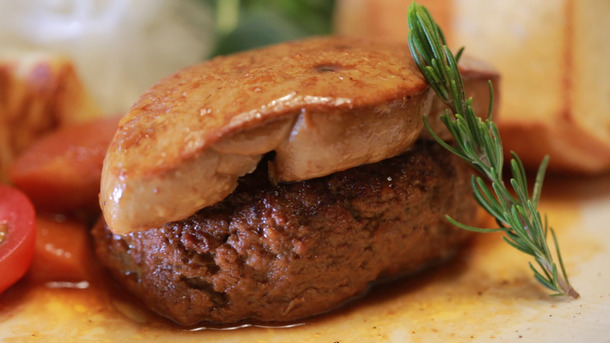 フォアグラのったハンバーグ!? ちょっとリッチな鉄板焼きを堪能できる「鉄燻 CHOI URASAN」