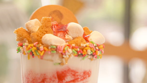 スヌーピーと仲間たちが限定メニューに 「スヌーピーミュージアム」開館1周年記念プレート＆スイーツ