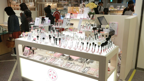 普段のメイクが大変身!? 一度使うと手放せないマストバイ”化粧筆”