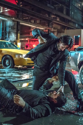 投げ技からの打撃を決めるジョン・ウィック／『ジョン・ウィック：チャプター2』(C)2017 Summit Entertainment, LLC. All Rights Reserved. (C)Niko Tavernise