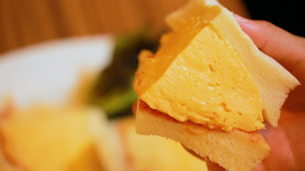 極厚ふっわふわ！厚さ10cm超の”伝説の玉子サンド”