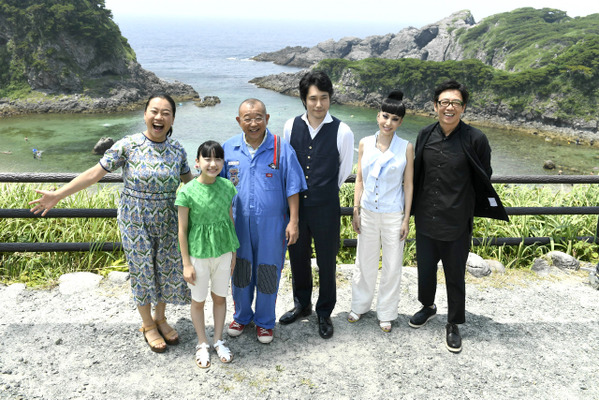 鶴瓶ら グルーファミリー が離島試写会に参加 松山ケンイチ まさかマイケルのものまねをする日がくるとは Cinemacafe Net
