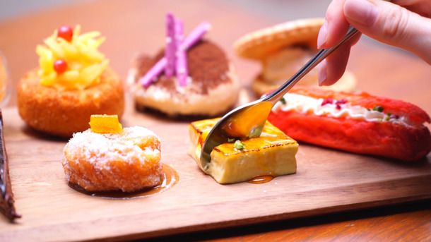 水辺で贅沢アフタヌーン！8種の絶品デザートに舌鼓