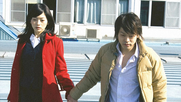 屋根の上の赤い女