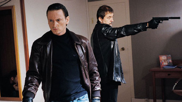 裏切りの闇で眠れ