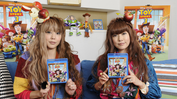 『トイ・ストーリー3』ブルーレイ＆DVDのCMに出演するPUFFY