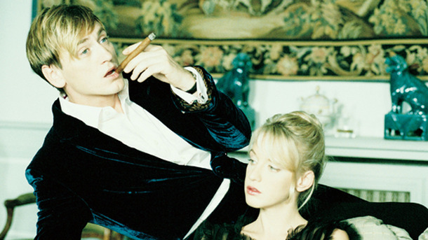 引き裂かれた女