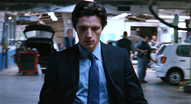 黒いスーツを着た男