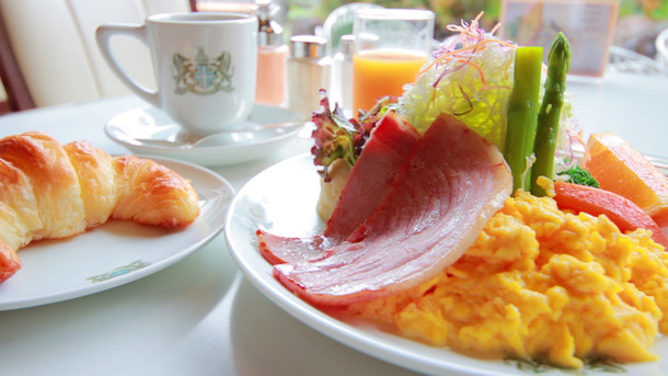 全方位フォトジェニック！ 贅沢な空間でいただくオーセンティックなカフェ朝食