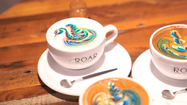 もったいなくて飲めない！  カラフルすぎる夢の虹色ラテ