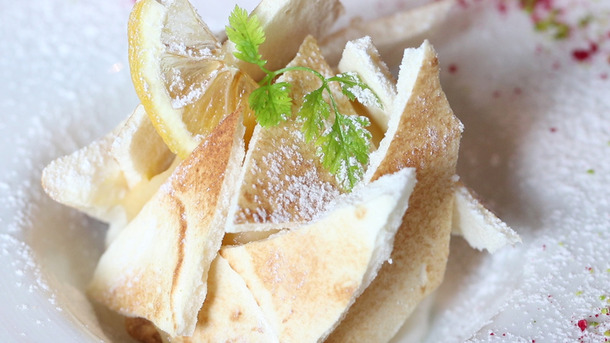 ブルーが目印！ 一皿一皿を丁寧に作るパリシック・カフェ