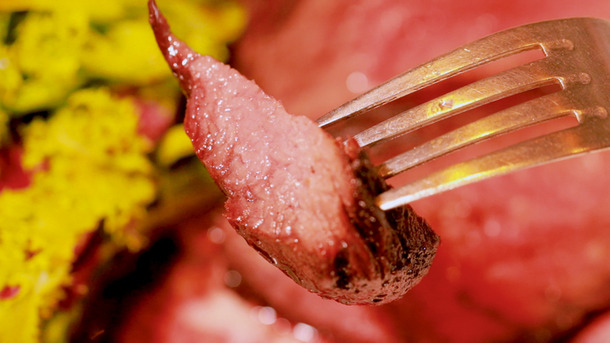 裏路地で発見！ インテリア事務所が運営するモダンビストロ