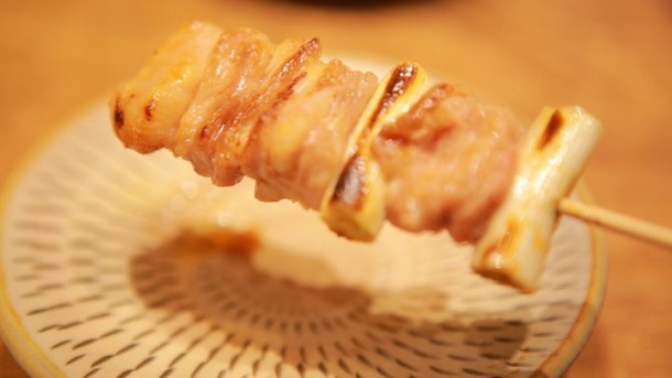 女性が集まるおしゃれな焼き鳥店で厳選食材とワインを味わう