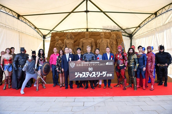 『ジャスティス・リーグ』砂像完成記念お披露目式　(C)2017 WARNER BROS. ENTERTAINMENT INC.AND RATPAC-DUNE ENTERTAINMENT LLC