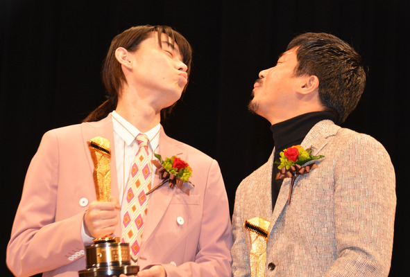 菅田将暉&ヤン・イクチュン、溺愛すぎてチュ―寸前?「キネマ旬報ベスト・テン表彰式」
