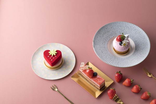 苺とミルクチョコレートのムース／苺のレアチーズタルト／苺とルバーブのムース