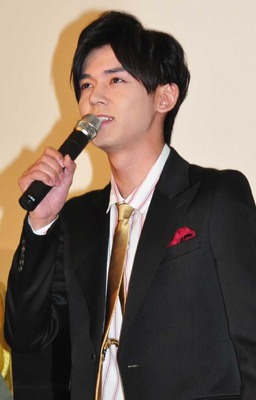 小瀧望 実家に帰ると家族からモテモテ 姉に抱きつかれる Cinemacafe Net